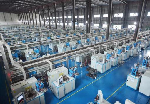 農(nóng)村寒門(mén)出生,14歲就外出打工,身價(jià)千億卻嫁給了自己的司機(jī)